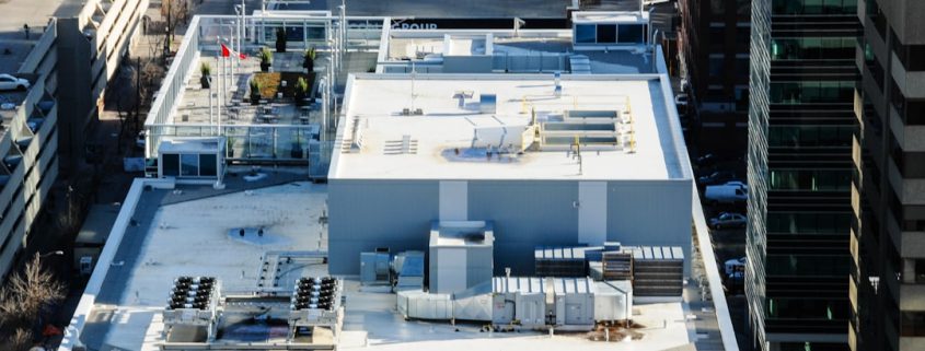 commercial building with high-quality flat roof - choosing the right commercial roofing contractor