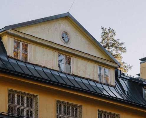 metal roof vs shingle roof in Oregon rain